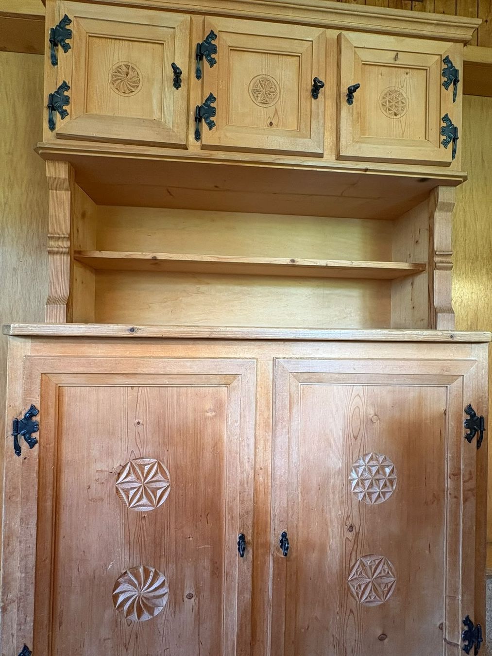Buffets: Anrichte, Buffet Holz mit Schnitzereien – D'occasion à Embrach par nkar 2