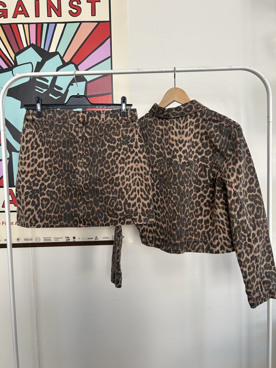 Lotti di vestiti: Denim jacket and Skirt Set Leopard Print Size 40 – Nuovo (secondo la descrizione) da Zürich venduto da fan_z5fl 1