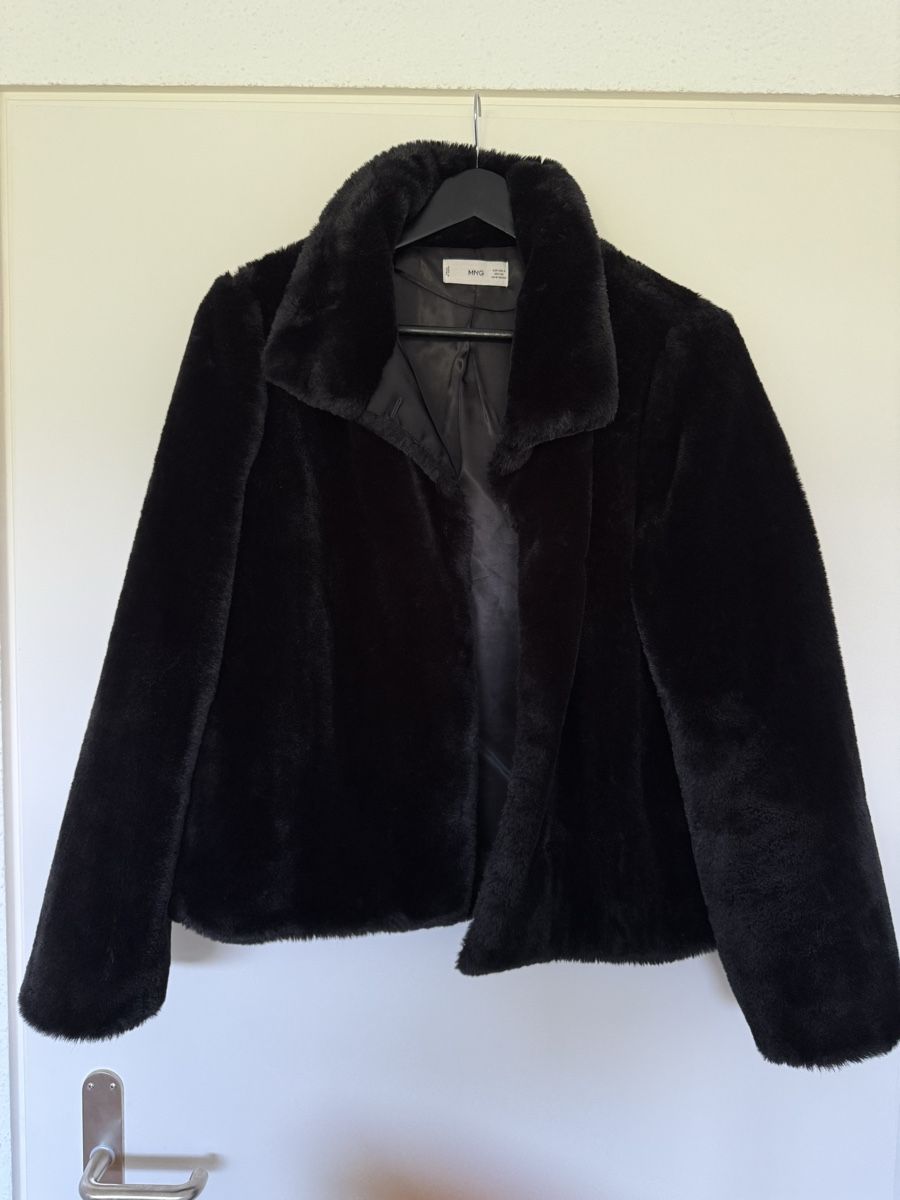 Mango Jacken: NEU Wintermalntel Fakefur Schwarz Grösse S Mango – Neu (gemäss Beschreibung) aus Zug von MC2CC