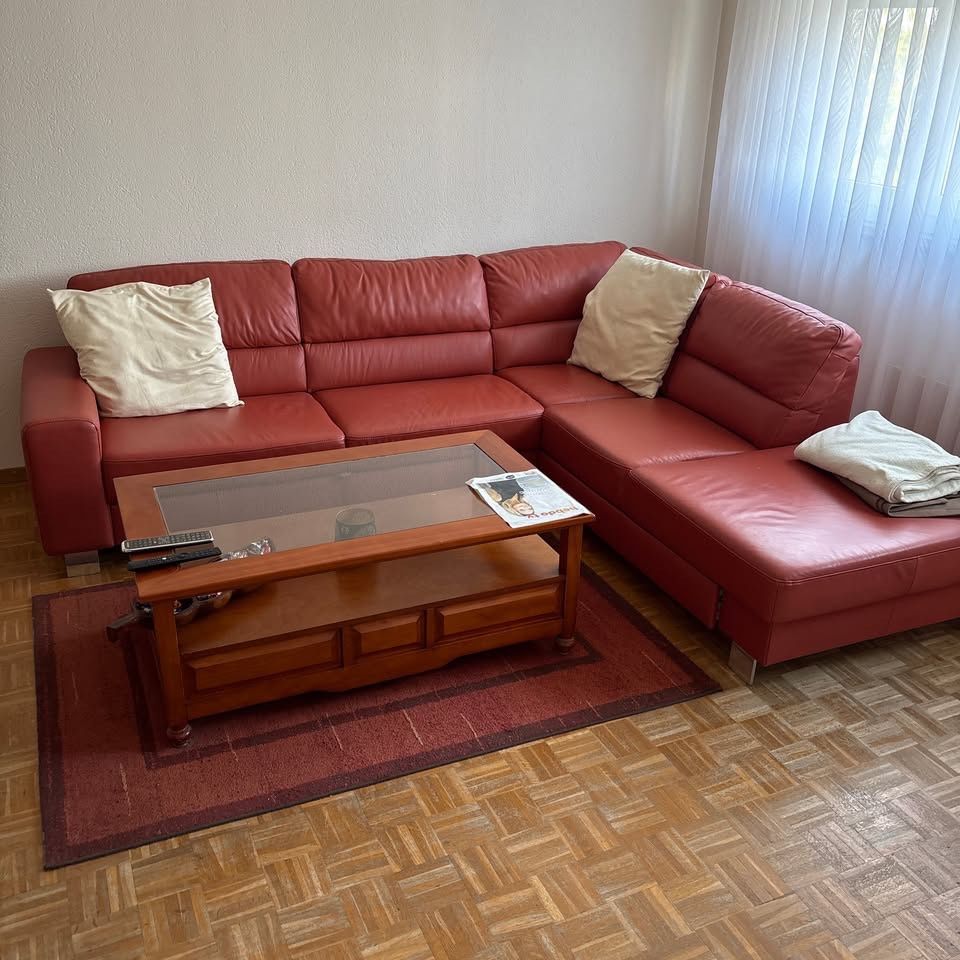 Sofas: Canapé d'angle rouge cuir + table – D'occasion à Fribourg par Berry26