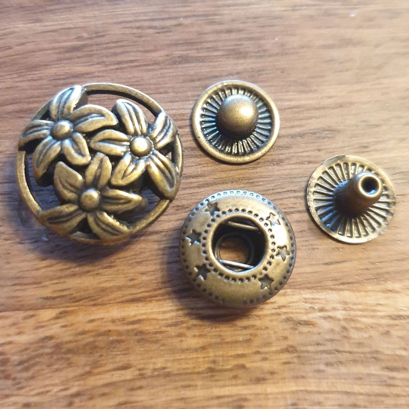 Bottoni: Druckknopf Blumenring altmessing 16 mm – Nuovo e nell'imballaggio originale da Wiesenberg venduto da mountain-merch 1
