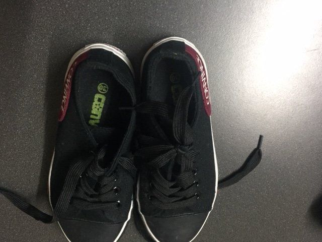 Scarpe per ragazzi: Neuwertige Turnschuhe Grösse 30 – Usato da Emmen venduto da Aribini 3