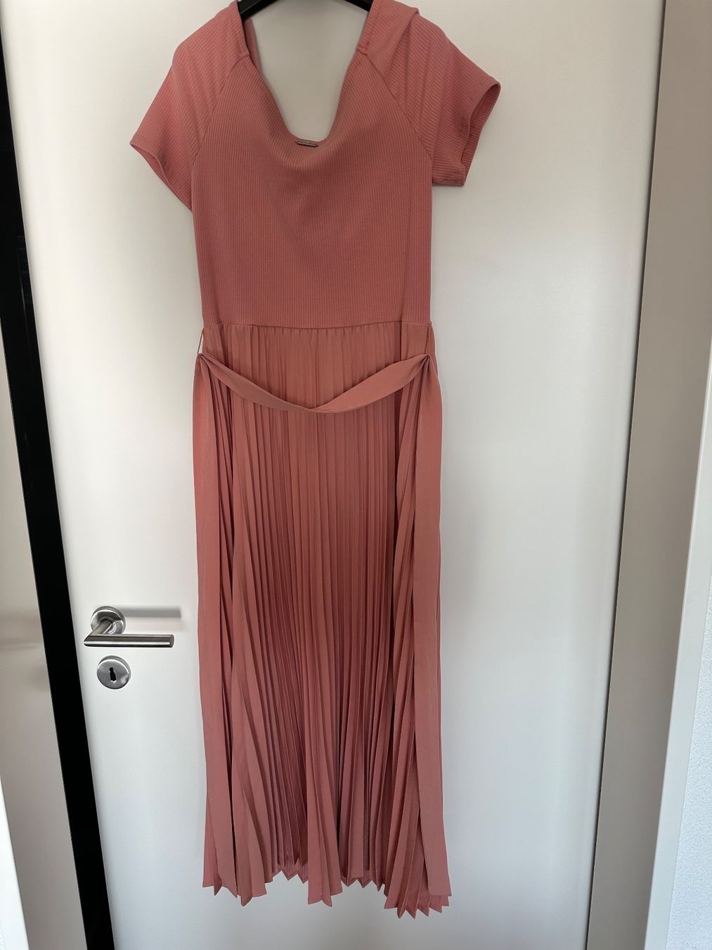 Guess Vestiti: Guess Sweater-Plisseekleid – Nuovo e nell'imballaggio originale da Selzach venduto da Mperformance83 1