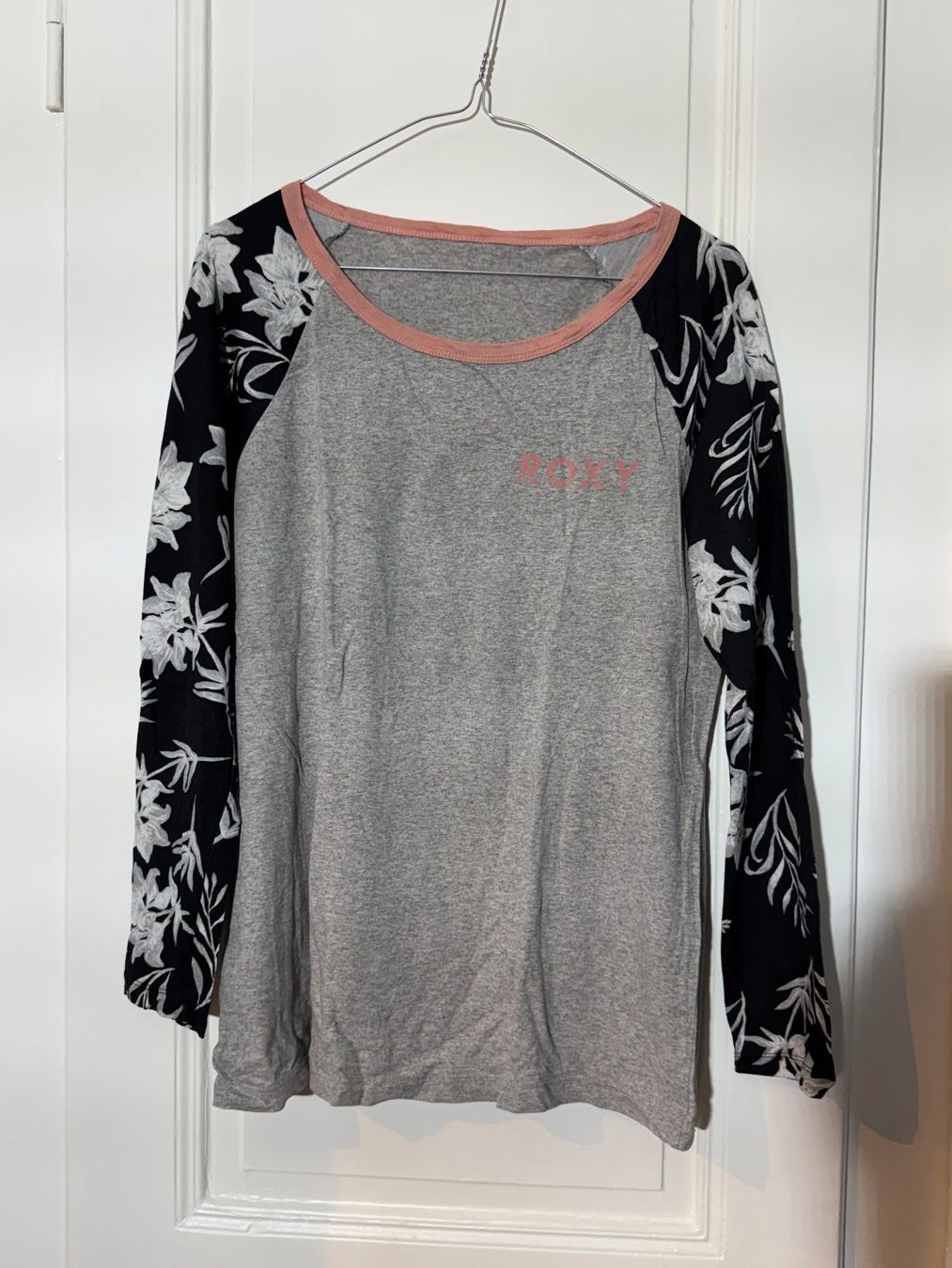T-shirt: Roxy Shirt, Langarm, Grösse M, Grau/Blumenmuster – Nuovo (secondo la descrizione) da Nidau venduto da biasutti