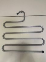 Kleiderbügel für 4-5 Paar Hosen oder Schals. Platzsparend