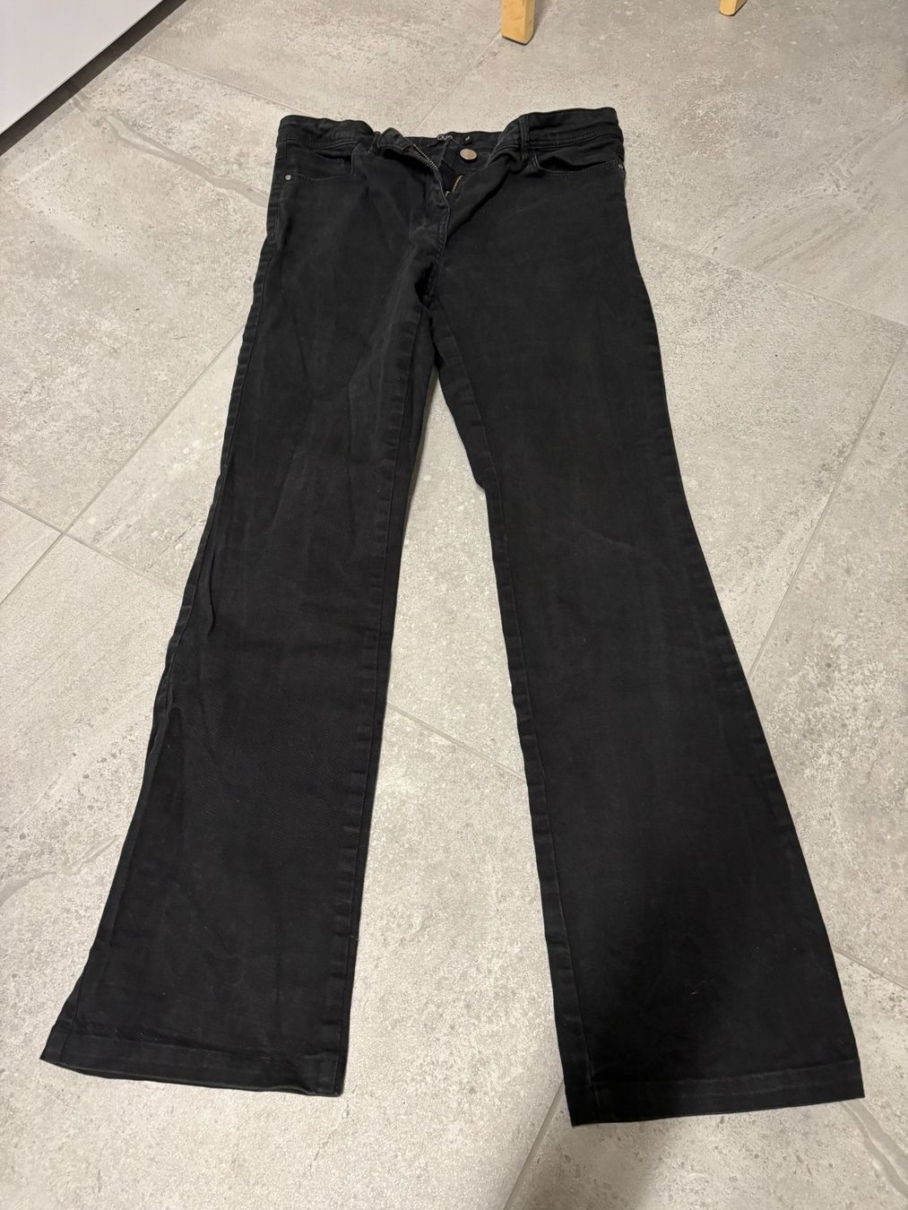 Jeans: Jeans noir léger taille 38 ou M – Usato da Salvenach venduto da gwenwywar