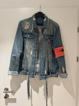 Stylische Jeansjacke mit speziellen Details!