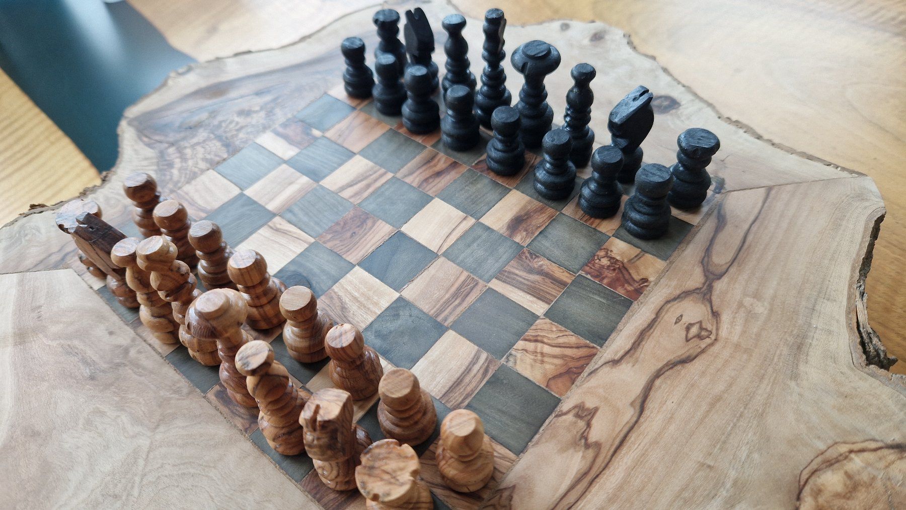Giochi: Schachbrett mit Figuren aus edlem Holz – Nuovo (secondo la descrizione) da Zürich venduto da MatthiasBruetsch 1