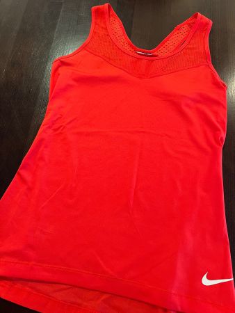 Sport-Shirts Nike rot und schwarz