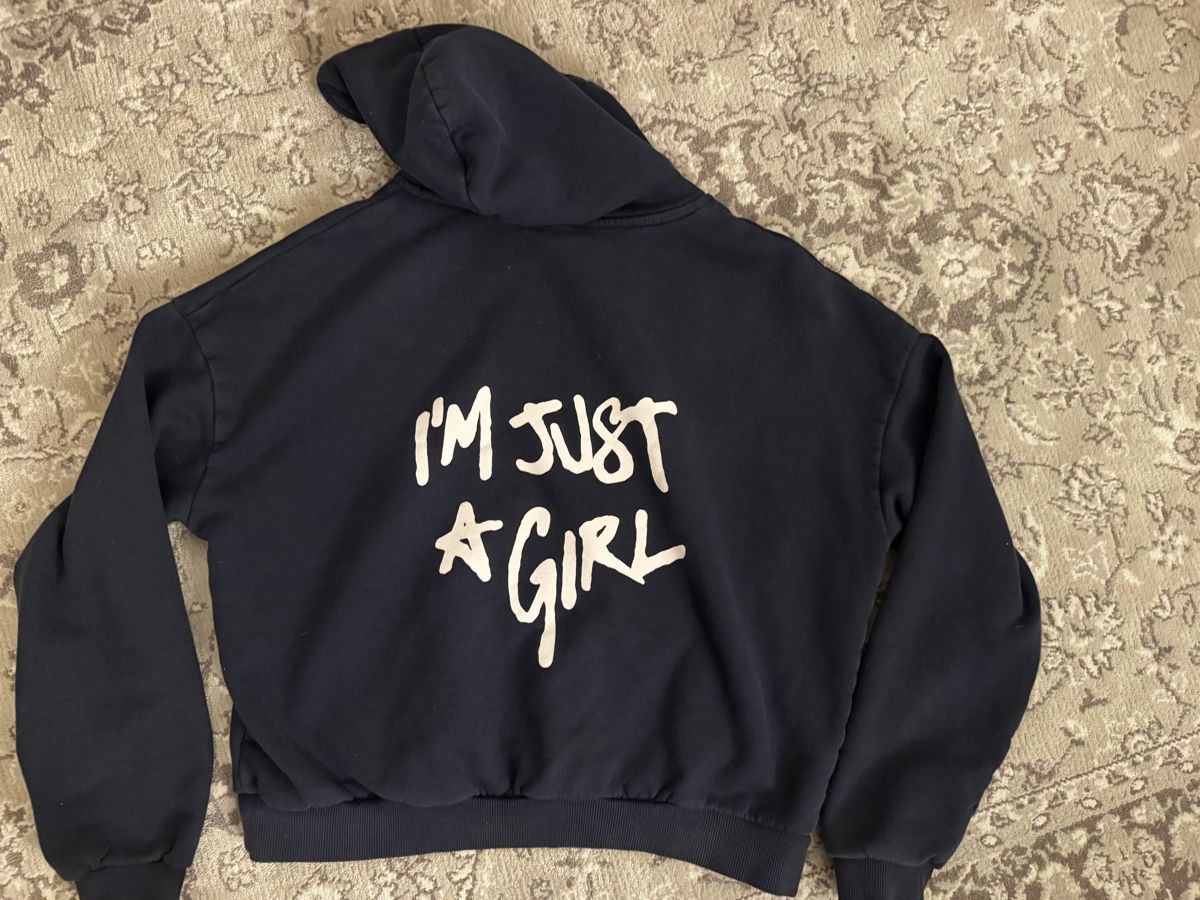Pullover & Sweatshirts: Kapuzenpullover  – Gebraucht aus Schaan von kri_tsw8