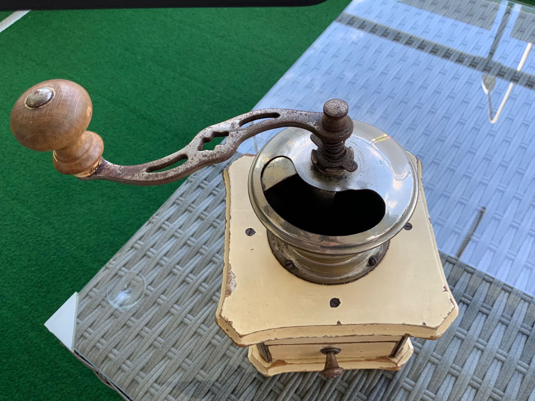Macchine per caffè & Macchine per espresso: Kaffeemühle alt mit Schublade Gebraucht – Usato da Schübelbach venduto da Hecht11. 2