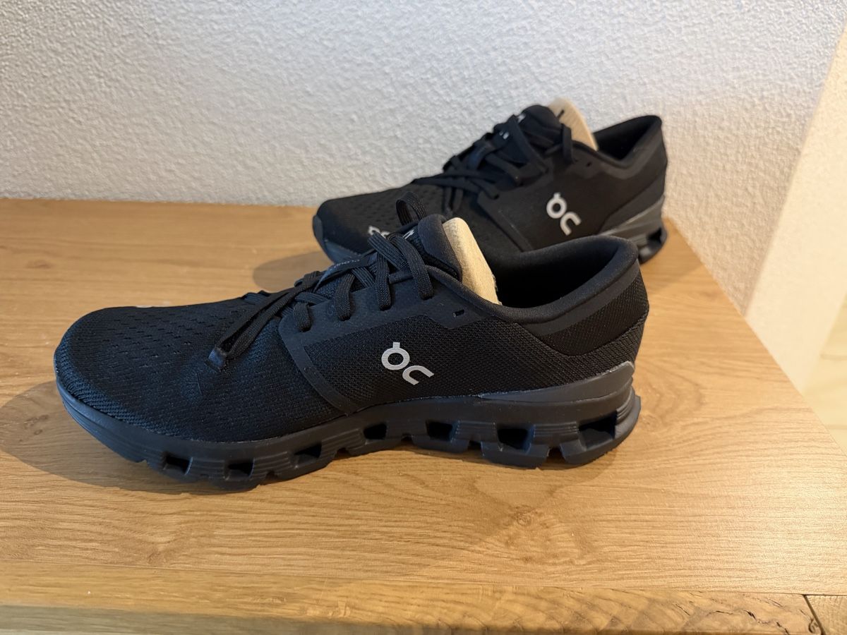 On Chaussures hommes: Schuhe ON Cloud  X4 | Grösse 44 | Black – Neuf (Voir description) à Grosswangen par winkelfeld 2