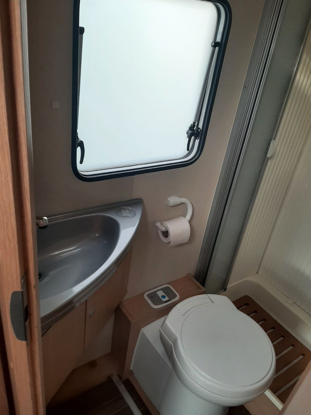 Sunlight Véhicules de camping: Sunlight T64 mit Hubbett – D'occasion à Bütschwil par Ronja28 3