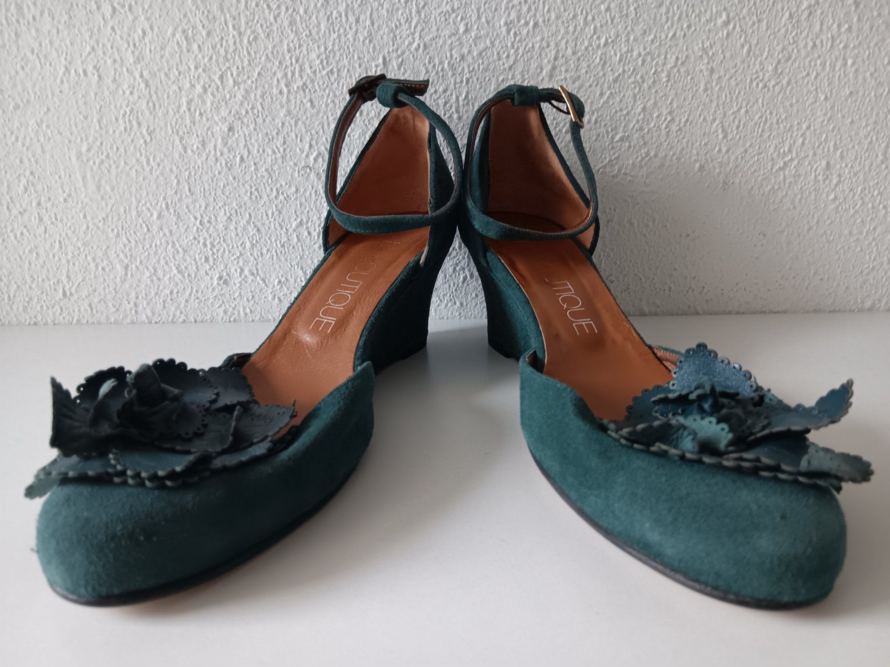 Scarpe da donna: LA BOUTIQUE Chaussures / Schuhe pointure / Nummer 37 – Usato da Cossonay-ville venduto da Super-Price-Quality 5