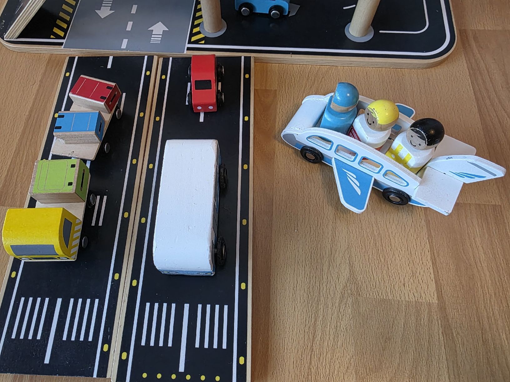 Spielzeuge: Flughafen aus Holz – Gebraucht aus Pfäffikon SZ von vmod 1