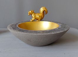 Betonschale mit Eichhörnchen 