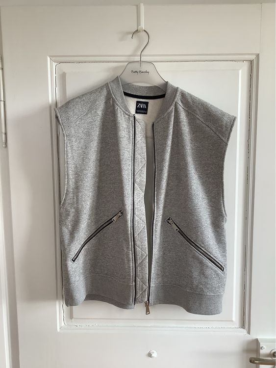 Zara Gilet & Giacche: Zipper-Jäckli Weste Gilet boxy in Sweatstoff Zara S/M – Nuovo (secondo la descrizione) da Stäfa venduto da loveforeverlove