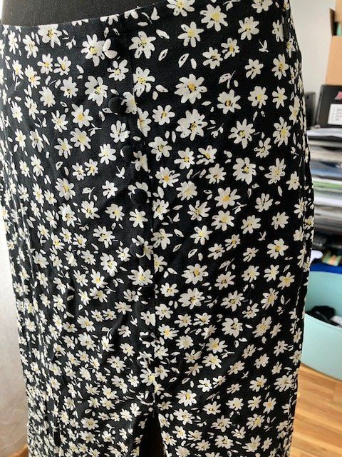 Gonne: Sommerlicher Blumenrock, Gr. 38, mit Seitenschlitz – Usato da Uznach venduto da Atrani 2