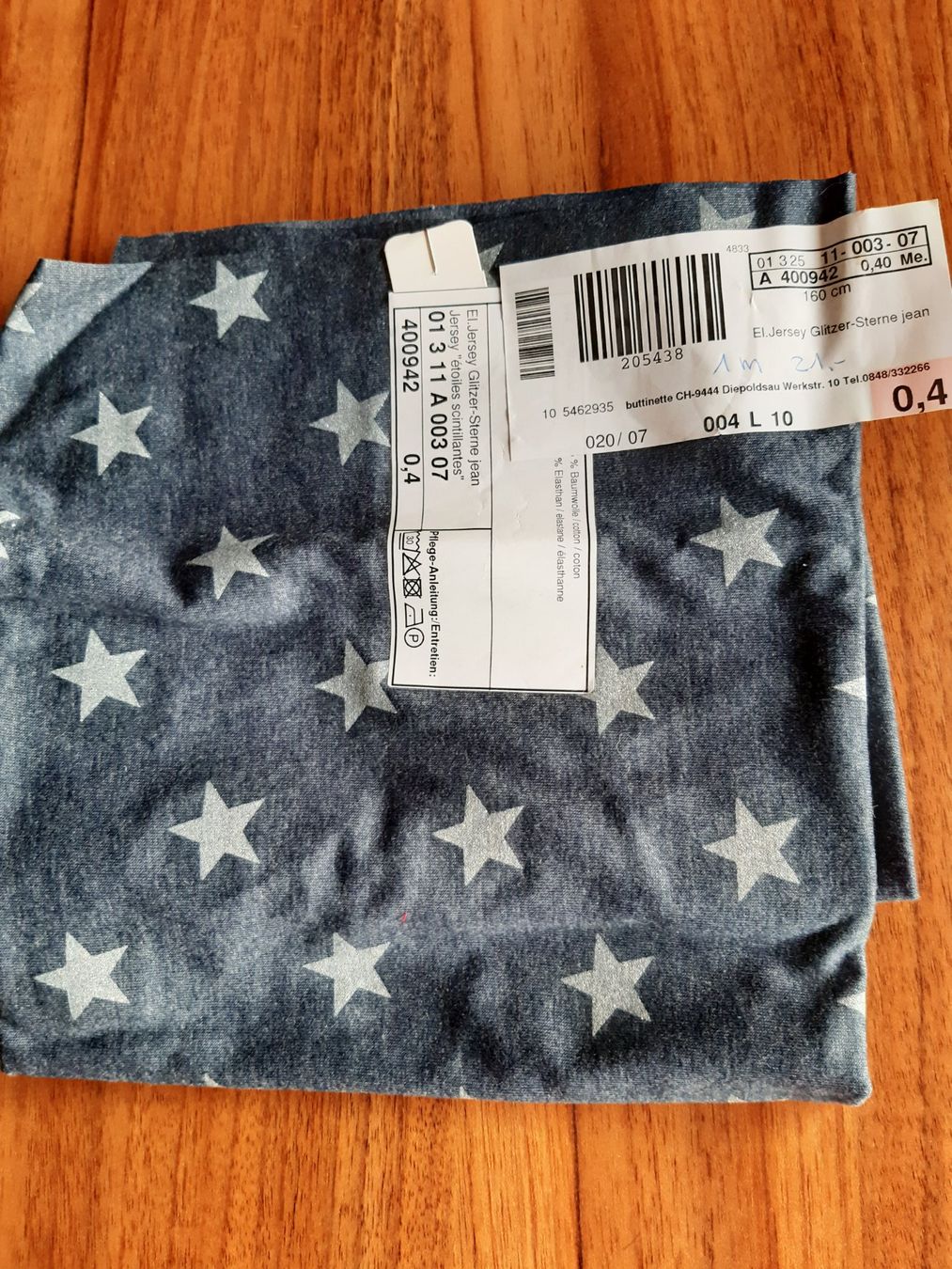 Tessuti: Jerseystoff mit Glitzersternen – Nuovo (secondo la descrizione) da Schüpfheim venduto da joru5860
