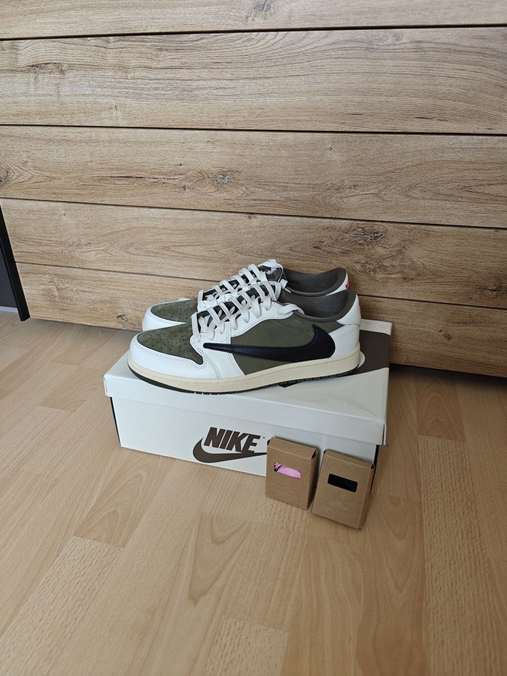 Jordan Herrenschuhe: Jordan 1 low Travis Scott Medium Olive – Neu und originalverpackt aus Zofingen von EugenSpb