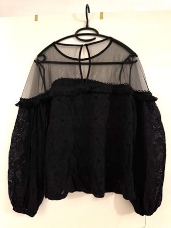 Elegante Bluse mit Spitze und transparenten Ärmeln, Schwarz