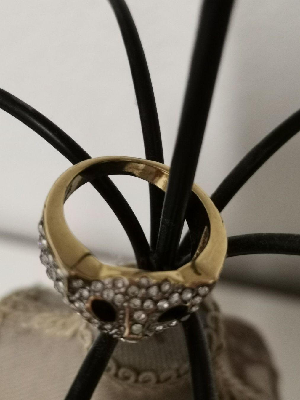 Anelli: Goldener Ring mit Strass und schwarzem Stein – Usato da Arlesheim venduto da Eli_77 4