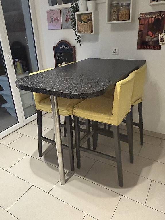 Set di tavolo e panche: Tavolo da parete con sedie/sgabelli  – Usato da Agno venduto da riz_cl9s