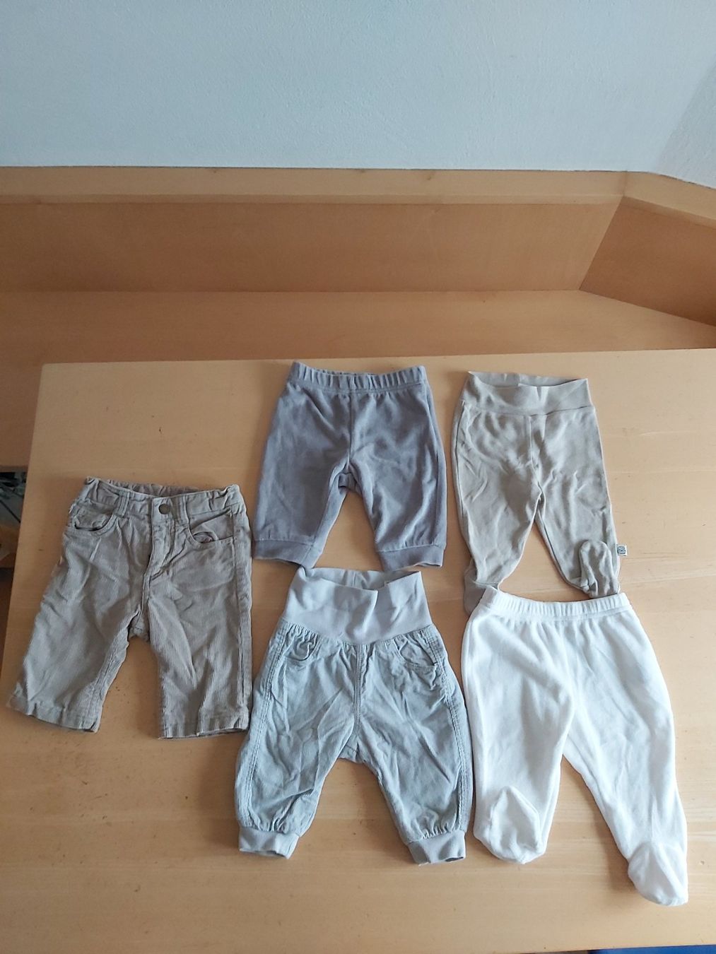 Lotti & Set di vestiti: Hosen Gr.62 junge – Usato da Disentis/Mustér venduto da epa_862v