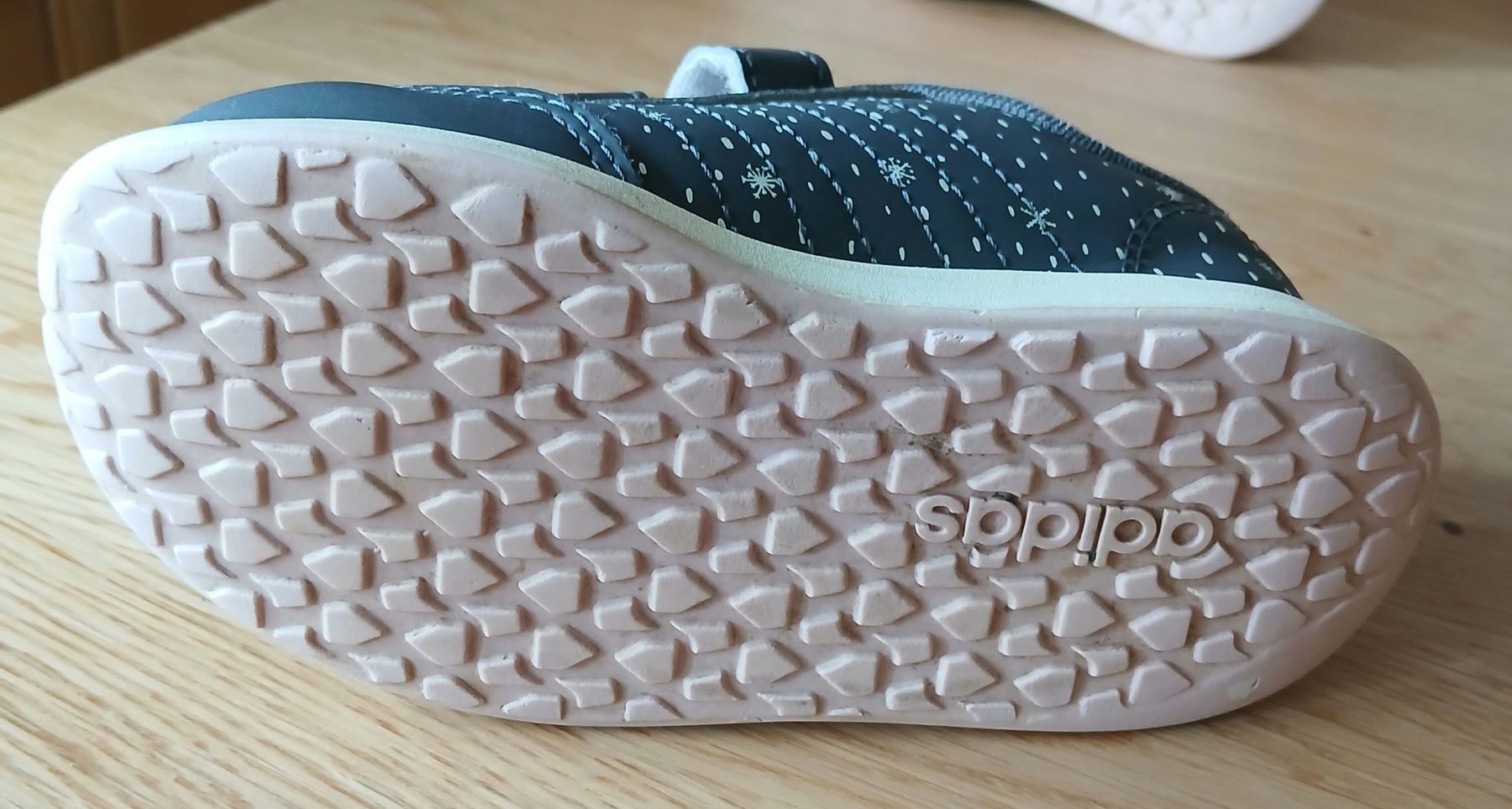 Adidas Scarpe per ragazzi: Adidas enfant taille  26 – Usato da Sciernes-d'Albeuve venduto da Dojo004 3