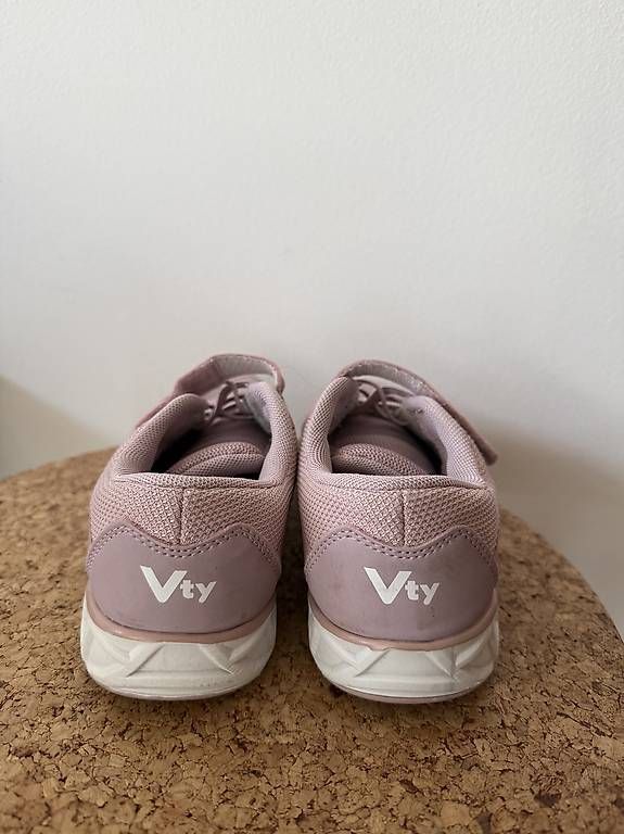Chaussures filles: Hallenschuhe Gr 35 – D'occasion à Rifferswil par kaa82 2
