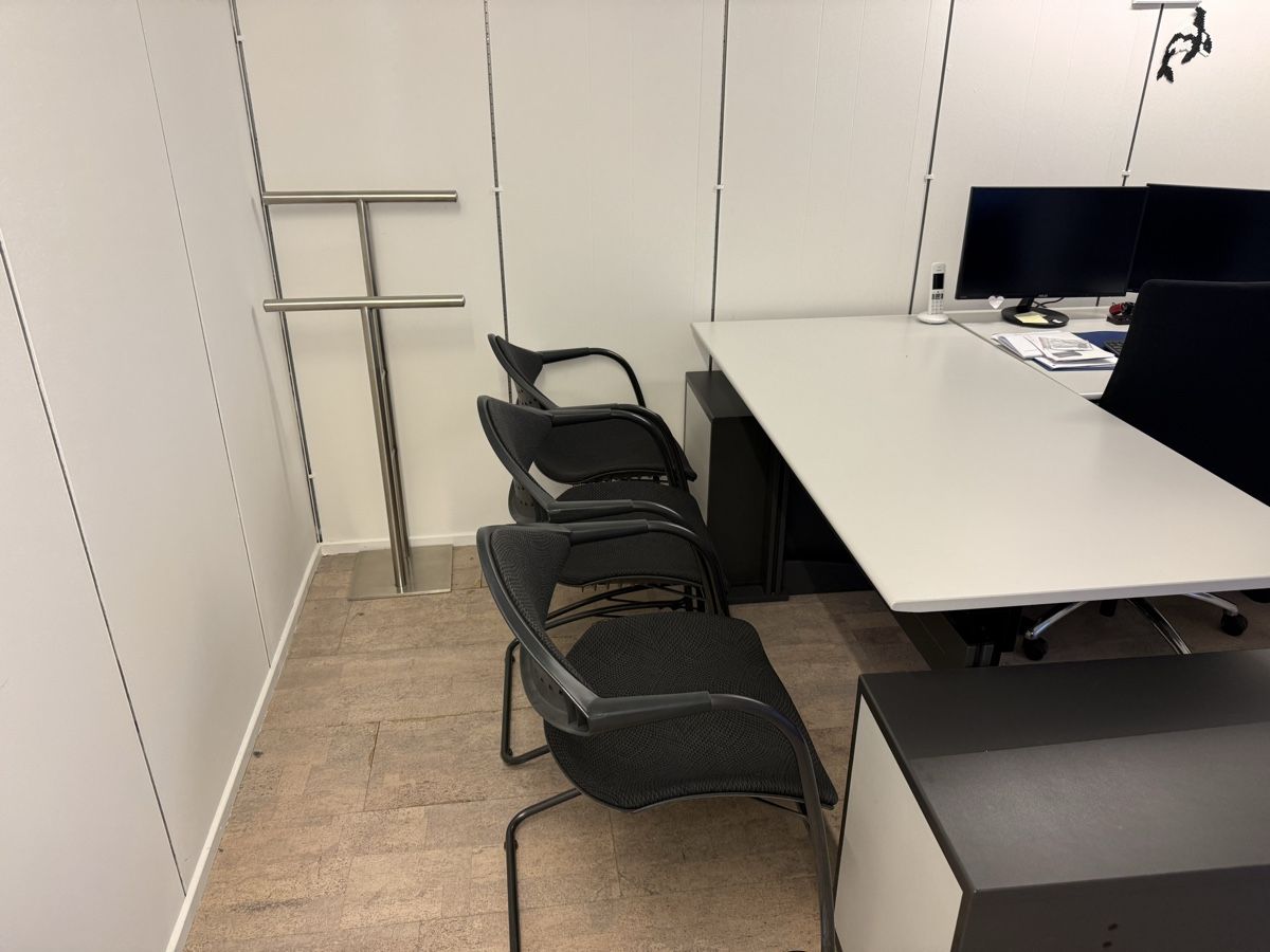 Set di tavolo e panche: Büroinventar zu verkaufen – Usato da Romanshorn venduto da B.abduli 1