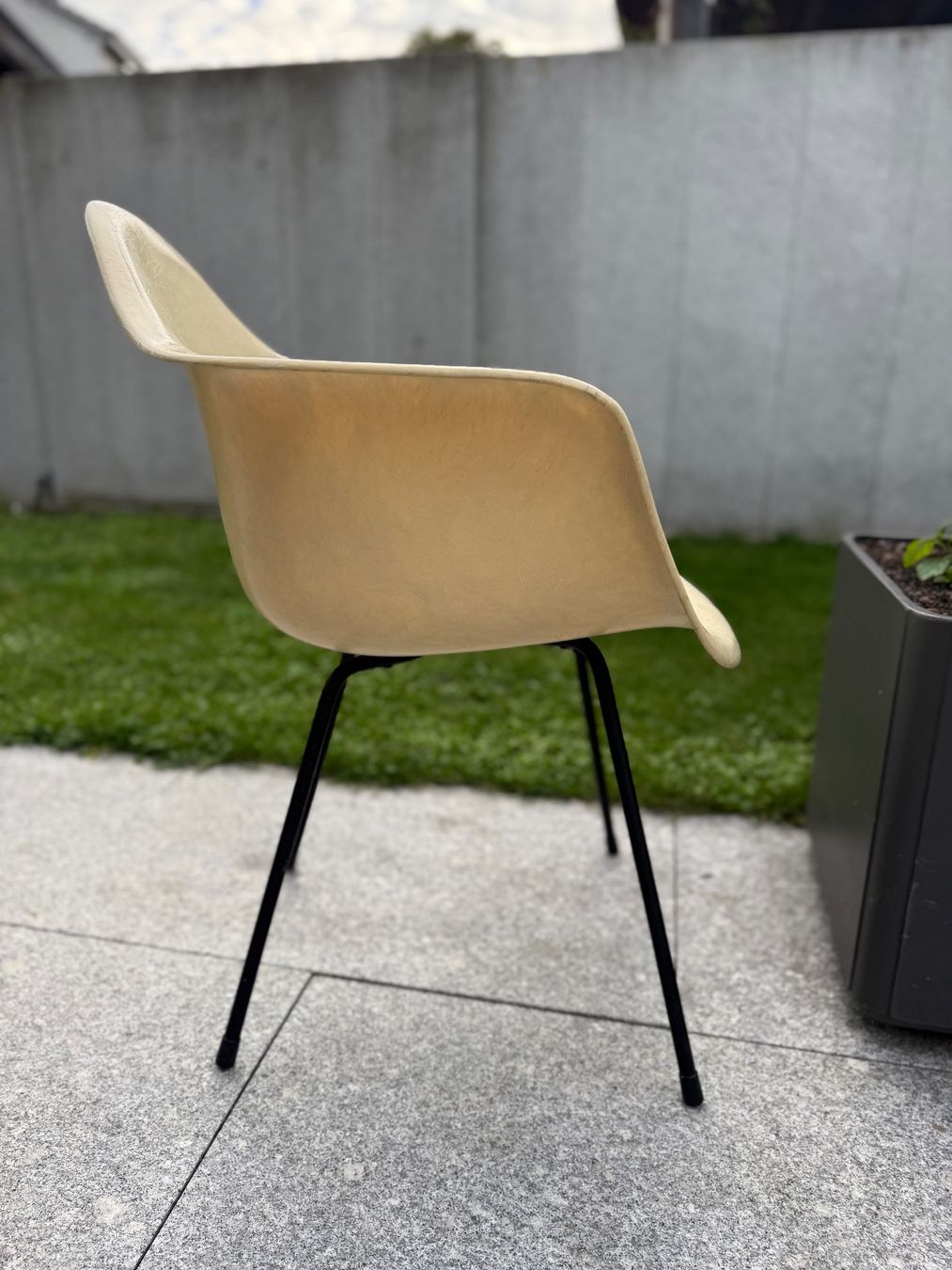 Eames Poltrone: Original Eames Arm-Chair in white, 2nd Zenith Generation – Usato da Oberentfelden venduto da Swissair72 3