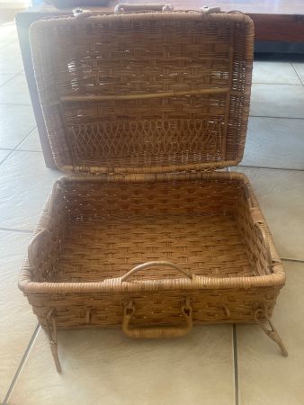 Panier ou valise à pique-nique en osier / superbe état