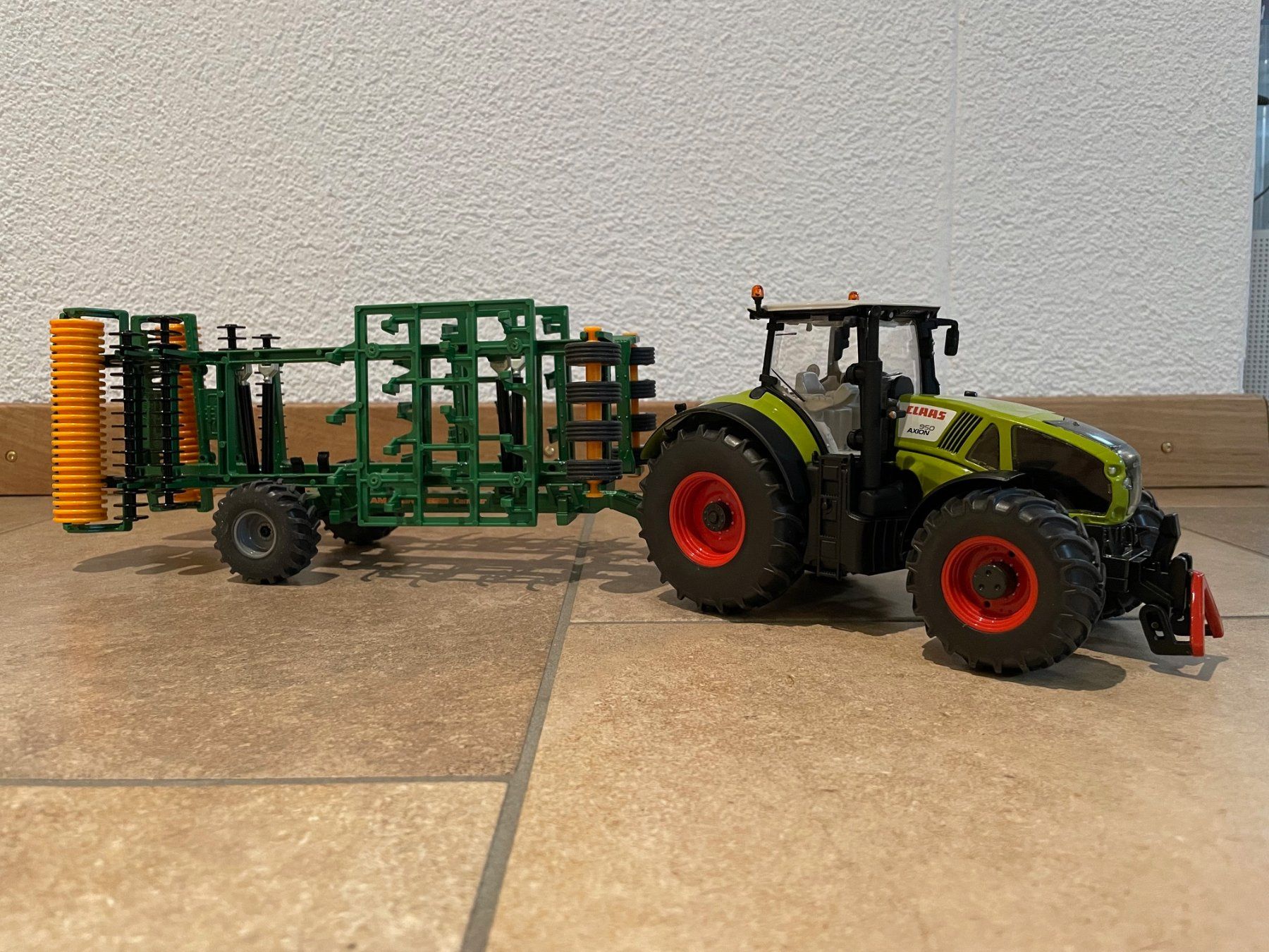 Claas Trattori: SIKU Claas Axion 950 mit Amazone – Nuovo e nell'imballaggio originale da Kreuzlingen venduto da Stefan1150 4