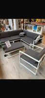 Gartenlounge Weiss mit Grauen Kissen