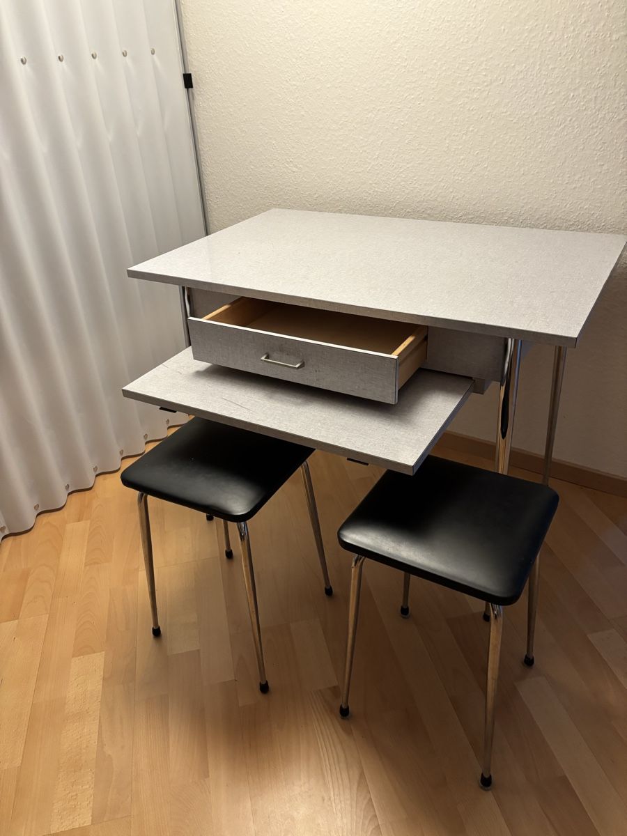 Set di tavolo e panche: Tisch mit 2 Hockern – Usato da Zürich venduto da Blumen027 2