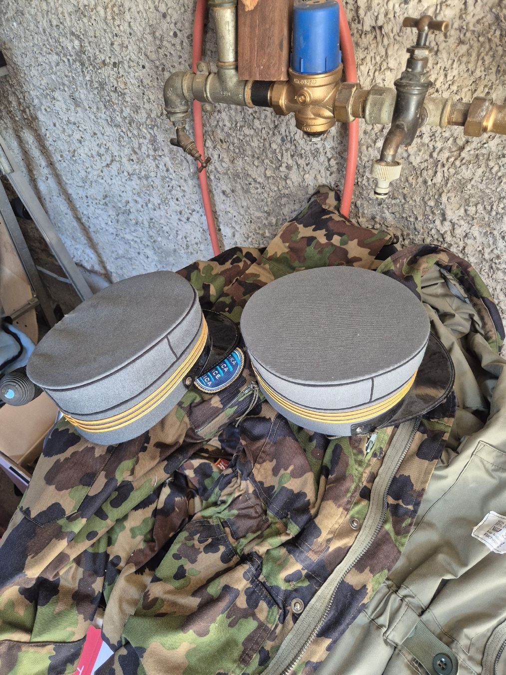 Schweizer Armee Uniformen: Offiziermützen  – Gebraucht aus Marbach SG von Allrounders69 1
