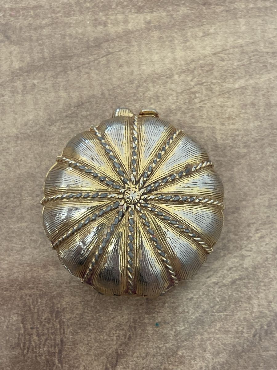 Make-up: Estee Lauder compact coin Victoria Empress good condition – Usato da Schlieren venduto da Norauro 2