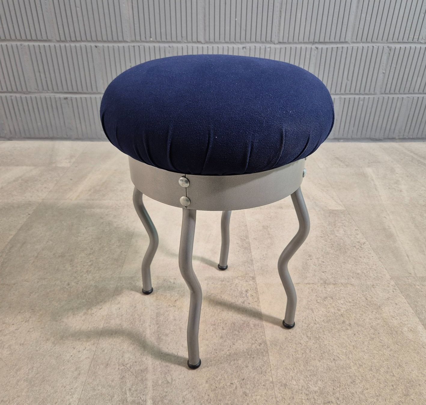 Ikea Sgabelli: 1995 IKEA Uri Stool by Per Ivar Ledang, Postmoderner Hocker – Usato da Solothurn venduto da Blinker9359 4