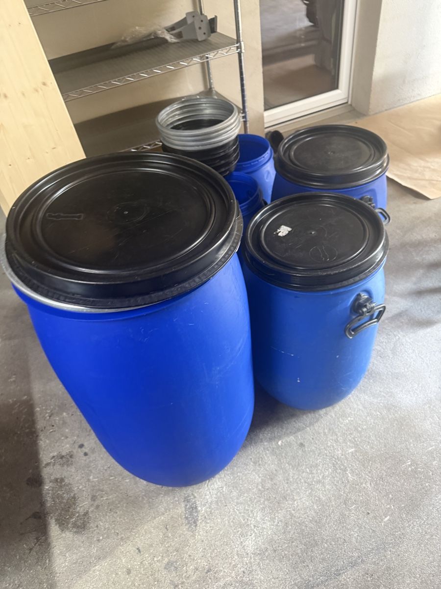 Autres accessoires p. véhicule: Divers tonnneaux en plastique  – D'occasion à Choex par Adri27000 2