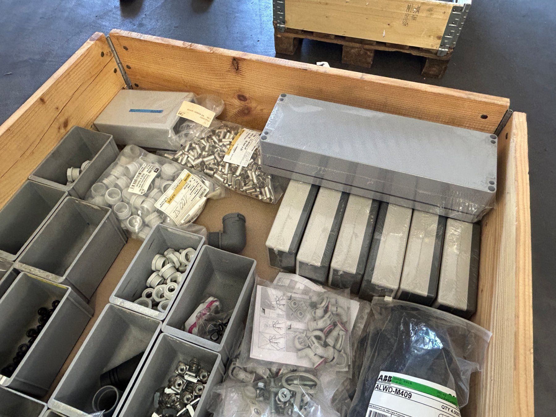 Stecker: Palette voller Elektromaterial – Neu (gemäss Beschreibung) aus Zofingen von Maschinenfabrik 5