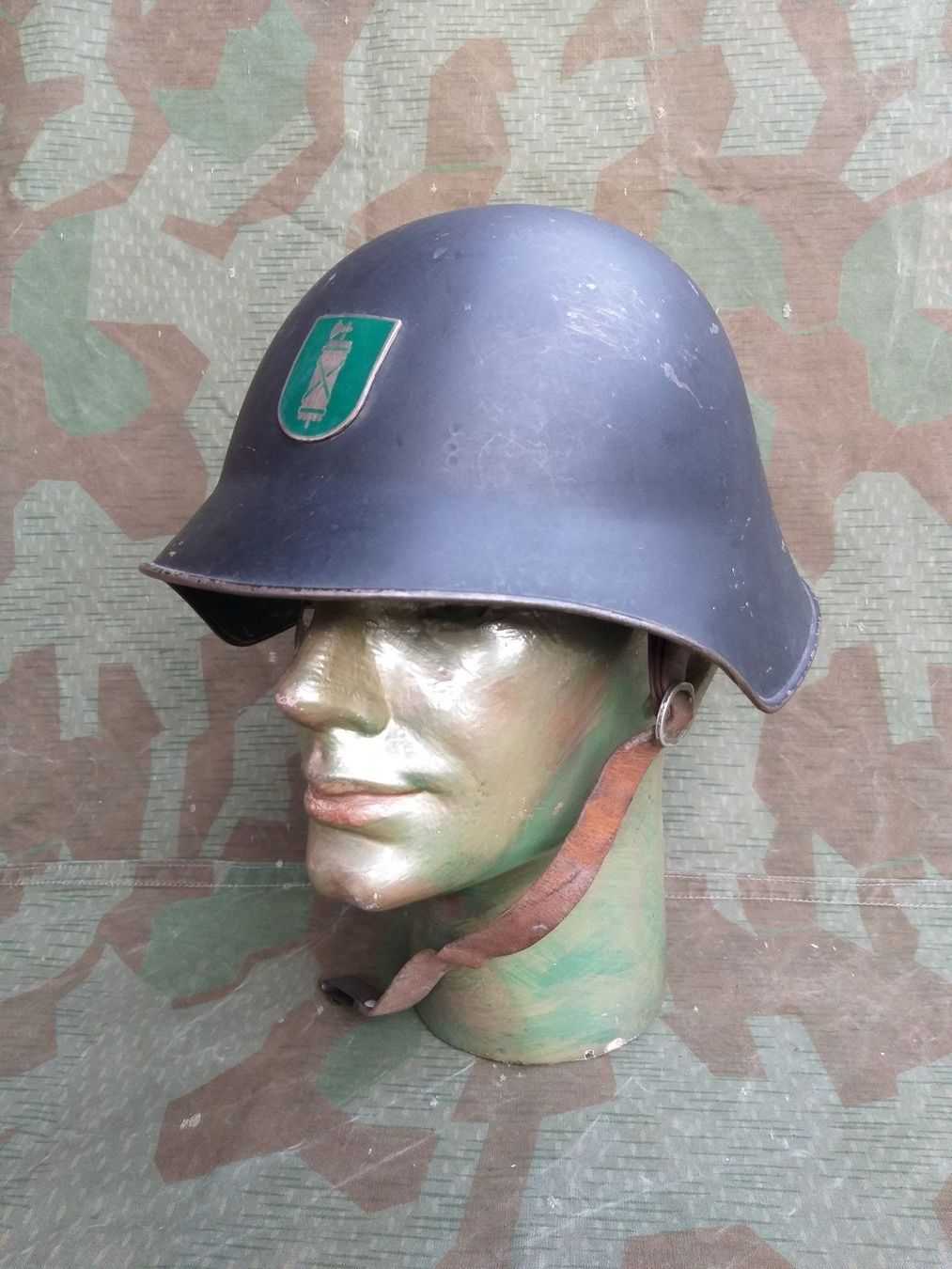 Schweizer Armee Pompieri: Stahlhelm Mod. 1940/63 Feuerwehr St.G – Usato da Bauma venduto da SwissMilitaria