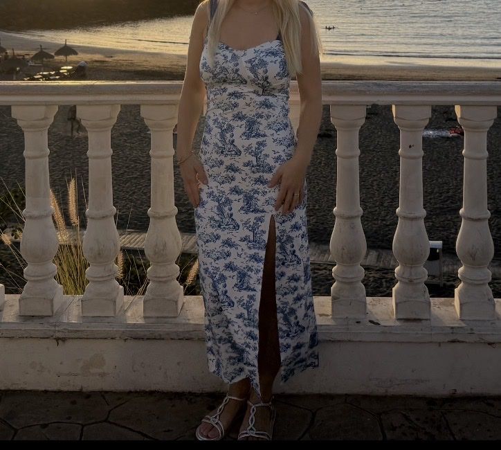 Robes: Kleid Blumenmuster blau weiss Grösse S  – D'occasion à Zug par dani1529 1
