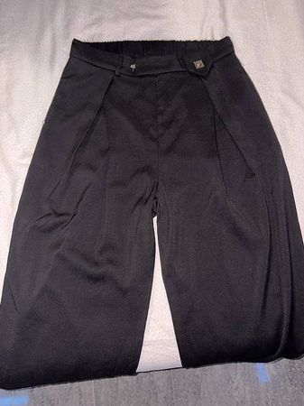 Buntfaltenhose in Schwarz