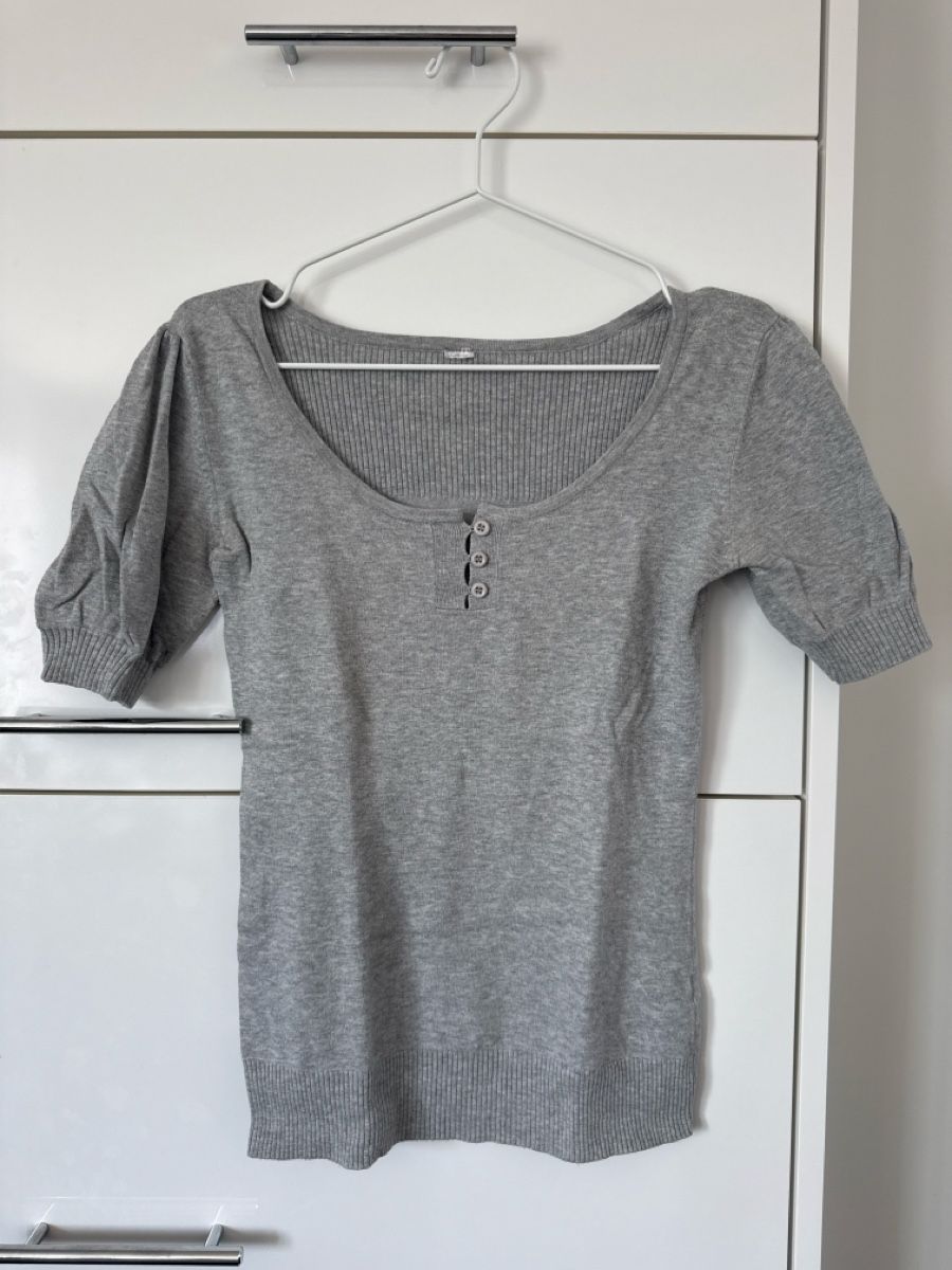 T-shirt: Grauer Feinstrick-Pullover mit Puffärmeln, Grösse S – Usato da Arbon venduto da llaauraa