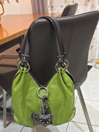 Grüne Handtasche aus Leder mit Herzanhänger, neuwertig!