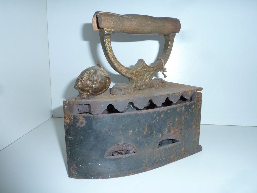 ANCIEN FER A Repasser Miniature Dinette Tour Eiffel Pressing Iron Ferro