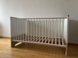 Bett für Babies und Kleinkinder mit Gitter in weiss