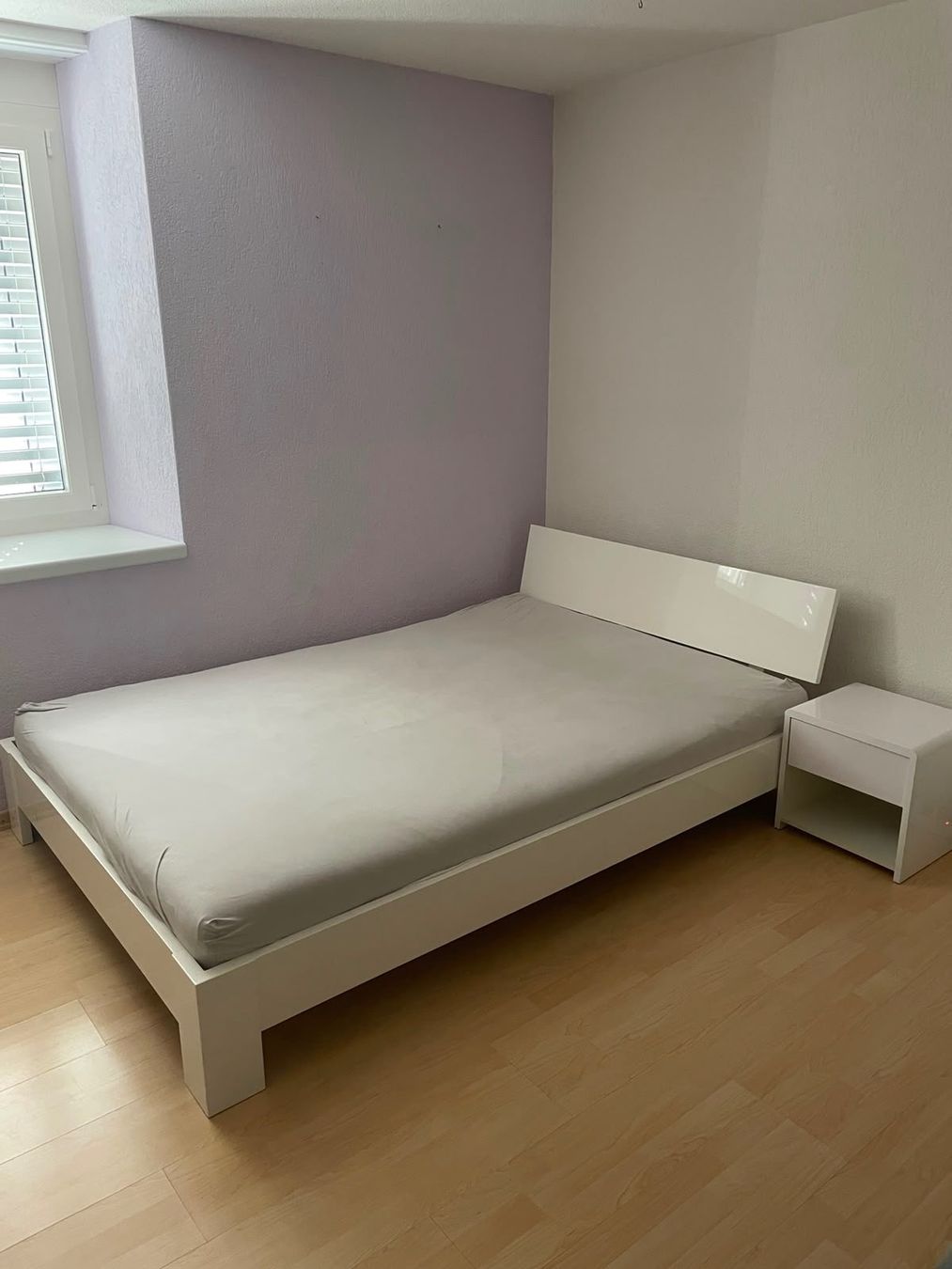 Micasa Betten: Bett 140 x 200 cm Weiss/Hochglanz mit Nachttisch – Gebraucht aus Tägerig von Bluefire04 1