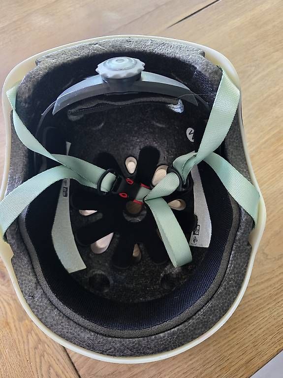 Caschi: Casco bambina Bici – Usato da Davesco-Soragno venduto da gia_l9fy 3